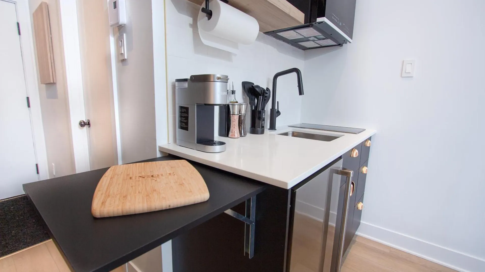 Studio #2 - Self Check-In - Plateau - St-Denis Montreal Apartment