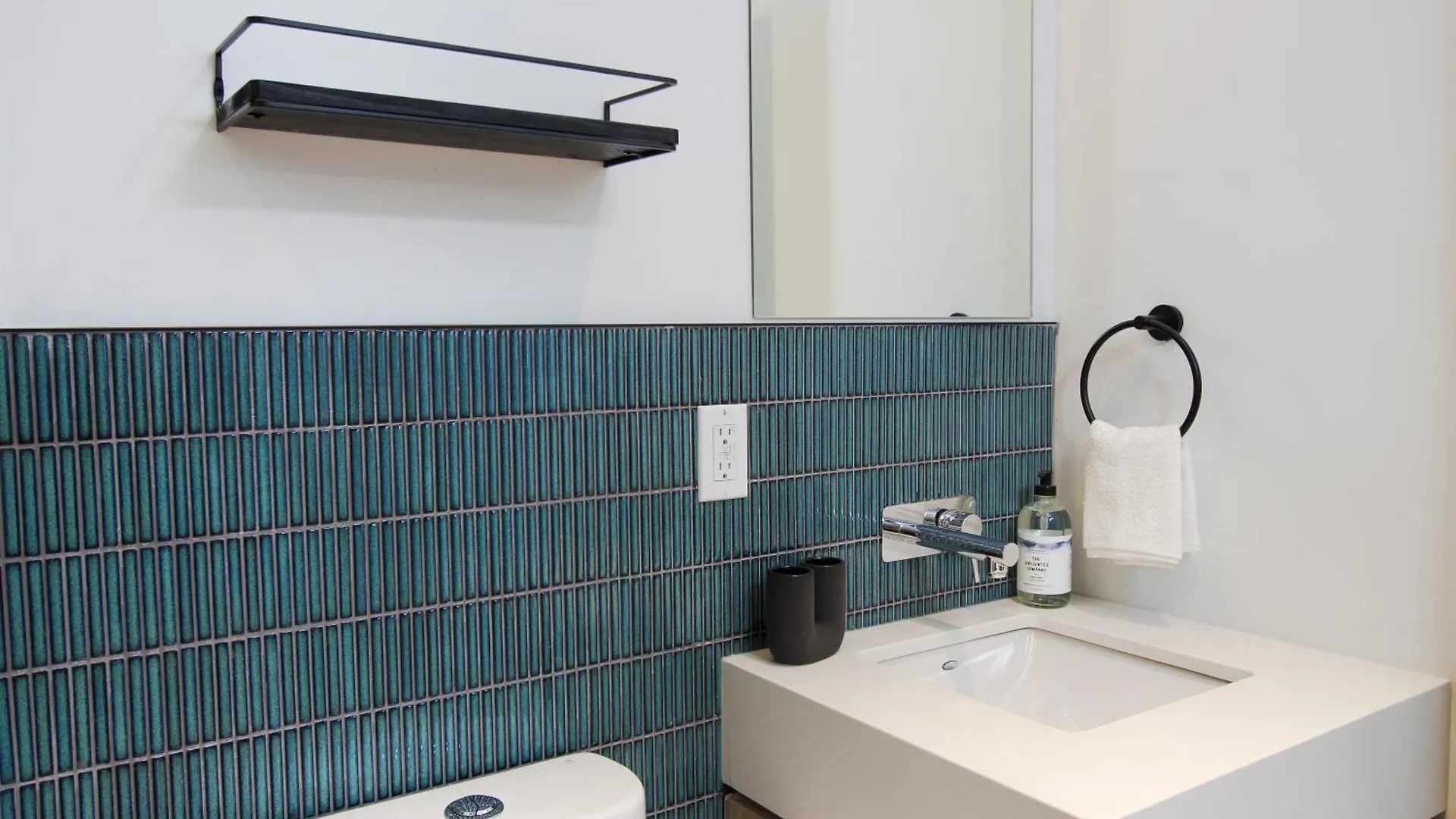 Apartment Studio #2 - Self Check-In - Plateau - St-Denis Montreal Canada